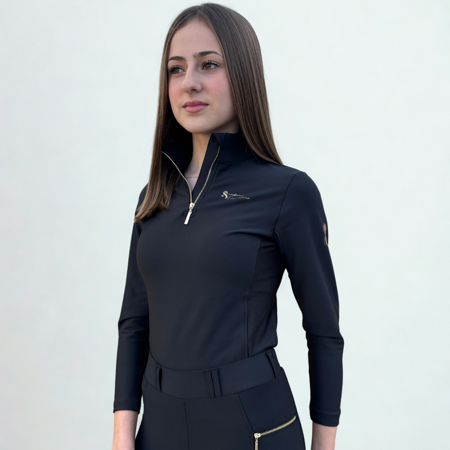 Sandoval Equestrian Base Layer Black Gold
Camiseta térmica ecuestre Black Gold
Base layer ecuestre de lujo Black Gold
Ropa de equitación premium Black Gold
Camiseta de montar ajustada Black Gold
Moda ecuestre exclusiva Black Gold
Sandoval Equestrian ropa ecuestre Black Gold
Equipación ecuestre elegante Black Gold
Base layer térmico de equitación Black Gold
Camiseta deportiva ecuestre Black Gold
Englisch:
Sandoval Equestrian Base Layer Black Gold
Equestrian base layer Black Gold
Luxury riding