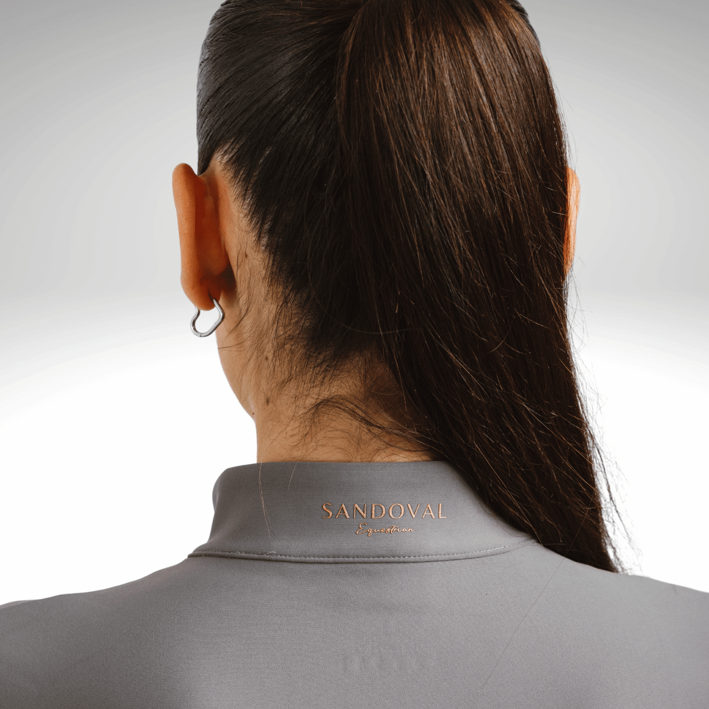 Reitshirt Damen Grey Rose
Sandoval Equestrian Shirt kaufen
Reitsport Kleidung elegant Damen
Funktionsshirt Reiten atmungsaktiv
Luxuriöse Reitmode Deutschland
Grey Rose equestrian shirt women
Sandoval Equestrian riding top
luxury equestrian clothing for women
breathable riding shirt Grey Rose
equestrian fashion premium brand
camiseta ecuestre mujer Grey Rose
ropa de equitación Sandoval Equestrian
camiseta técnica equitación transpirable
moda hípica de lujo España
camiseta montar a caballo elegante mujer
