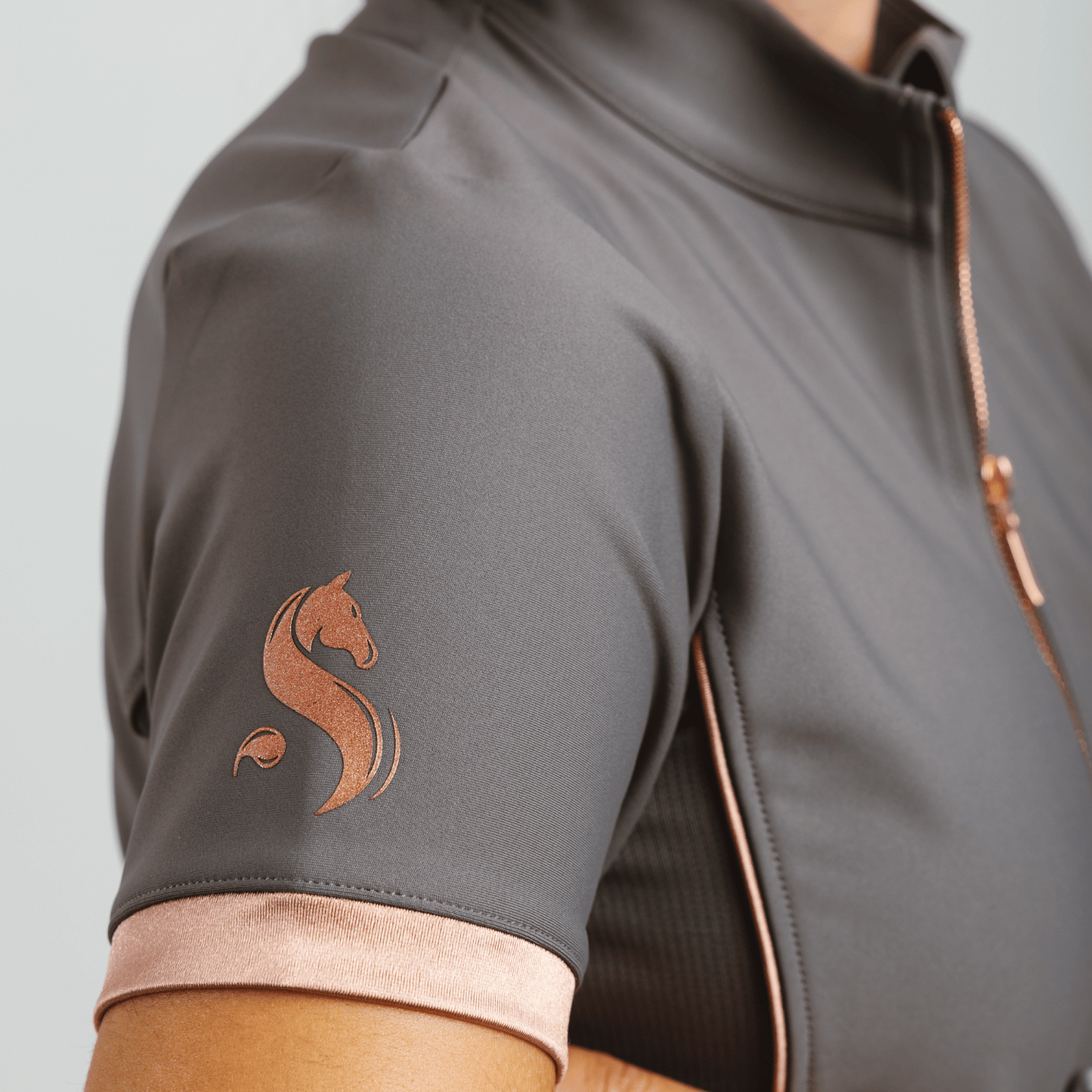 Reitshirt Damen Grey Rose
Sandoval Equestrian Shirt kaufen
Reitsport Kleidung elegant Damen
Funktionsshirt Reiten atmungsaktiv
Luxuriöse Reitmode Deutschland
Grey Rose equestrian shirt women
Sandoval Equestrian riding top
luxury equestrian clothing for women
breathable riding shirt Grey Rose
equestrian fashion premium brand
camiseta ecuestre mujer Grey Rose
ropa de equitación Sandoval Equestrian
camiseta técnica equitación transpirable
moda hípica de lujo España
camiseta montar a caballo elegante mujer