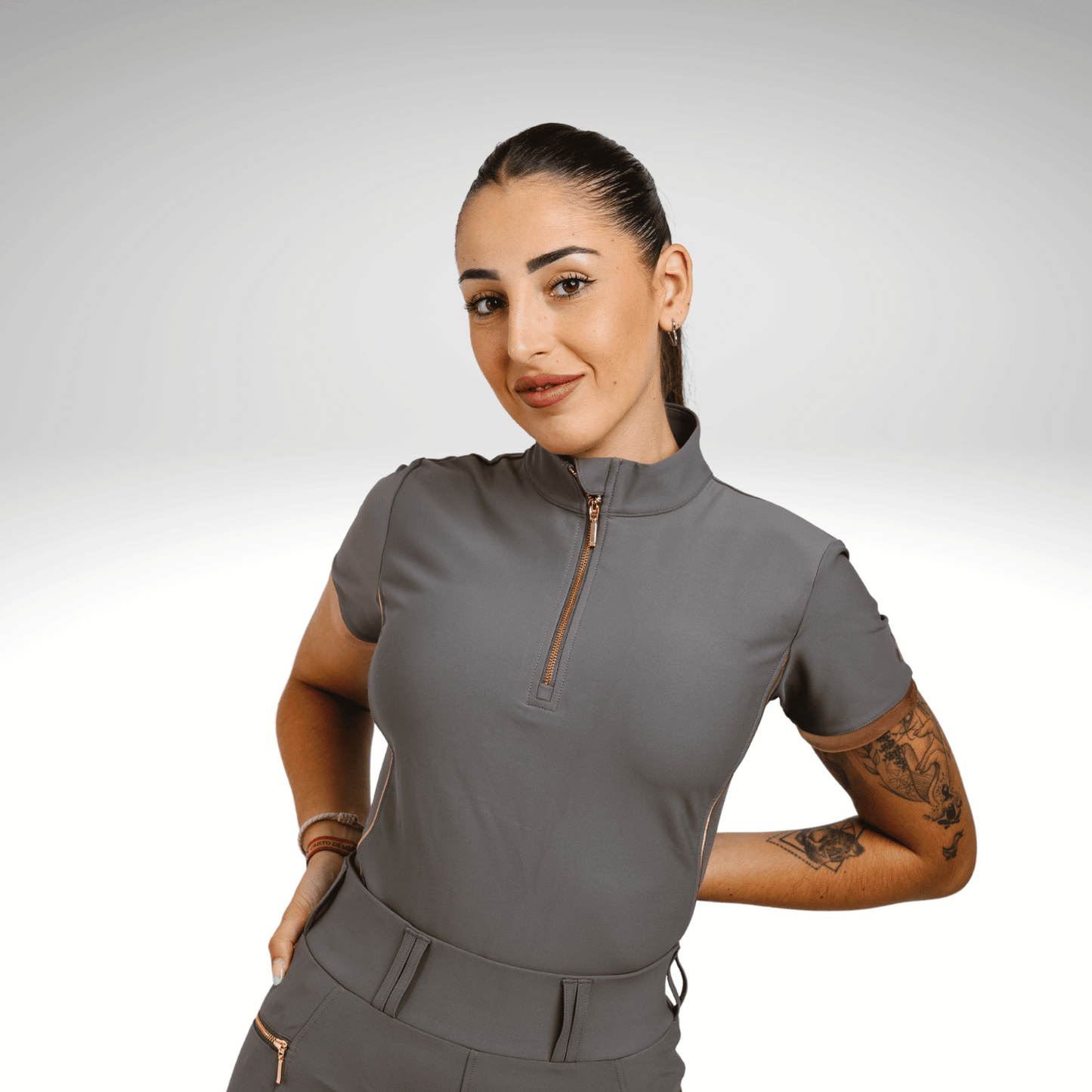 Reitshirt Damen Grey Rose
Sandoval Equestrian Shirt kaufen
Reitsport Kleidung elegant Damen
Funktionsshirt Reiten atmungsaktiv
Luxuriöse Reitmode Deutschland
Grey Rose equestrian shirt women
Sandoval Equestrian riding top
luxury equestrian clothing for women
breathable riding shirt Grey Rose
equestrian fashion premium brand
camiseta ecuestre mujer Grey Rose
ropa de equitación Sandoval Equestrian
camiseta técnica equitación transpirable
moda hípica de lujo España
camiseta montar a caballo elegante mujer