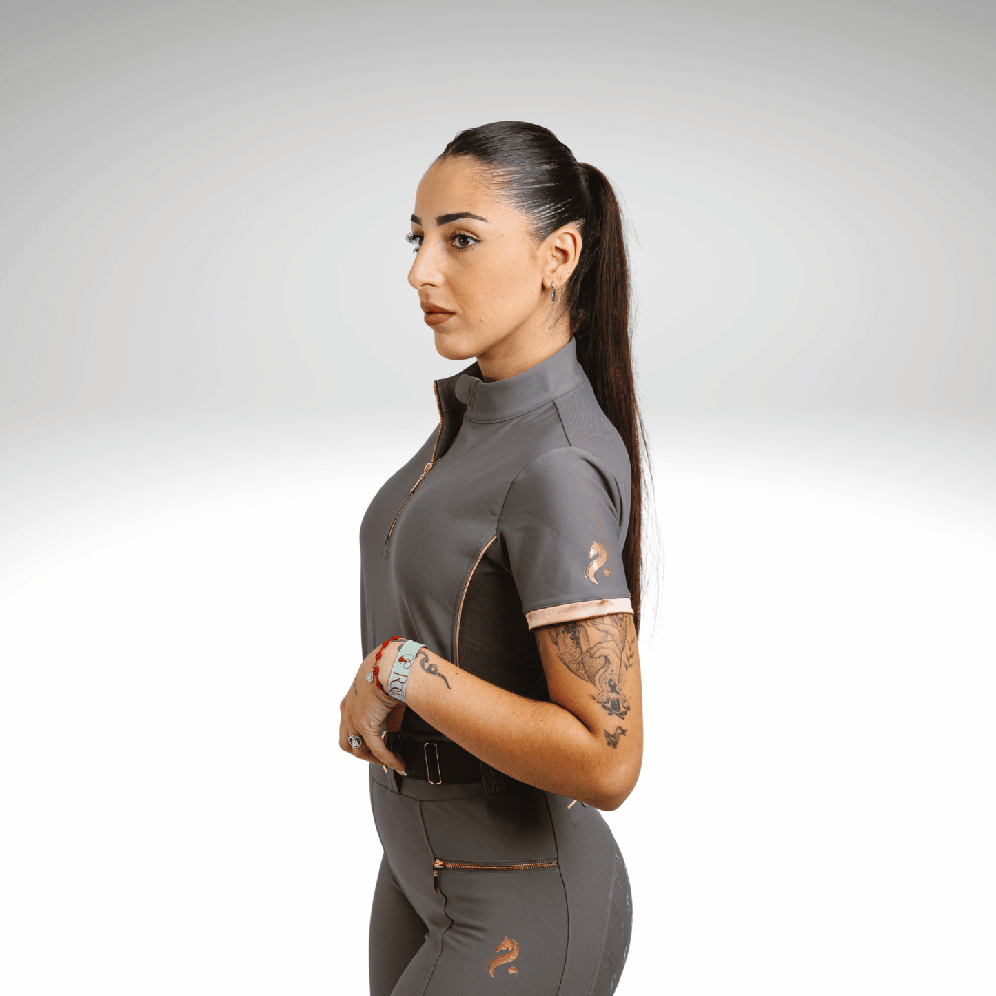 Reitshirt Damen Grey Rose
Sandoval Equestrian Shirt kaufen
Reitsport Kleidung elegant Damen
Funktionsshirt Reiten atmungsaktiv
Luxuriöse Reitmode Deutschland
Grey Rose equestrian shirt women
Sandoval Equestrian riding top
luxury equestrian clothing for women
breathable riding shirt Grey Rose
equestrian fashion premium brand
camiseta ecuestre mujer Grey Rose
ropa de equitación Sandoval Equestrian
camiseta técnica equitación transpirable
moda hípica de lujo España
camiseta montar a caballo elegante mujer