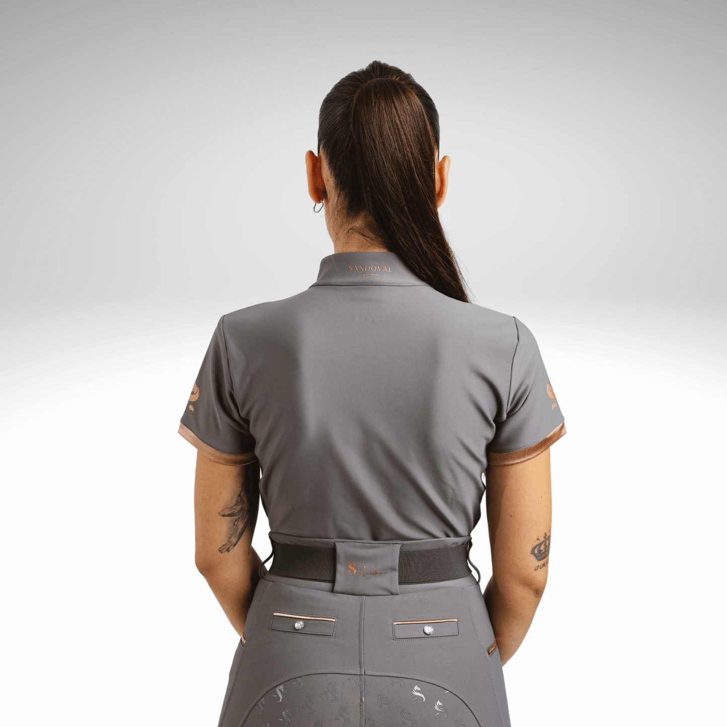 Reitshirt Damen Grey Rose
Sandoval Equestrian Shirt kaufen
Reitsport Kleidung elegant Damen
Funktionsshirt Reiten atmungsaktiv
Luxuriöse Reitmode Deutschland
Grey Rose equestrian shirt women
Sandoval Equestrian riding top
luxury equestrian clothing for women
breathable riding shirt Grey Rose
equestrian fashion premium brand
camiseta ecuestre mujer Grey Rose
ropa de equitación Sandoval Equestrian
camiseta técnica equitación transpirable
moda hípica de lujo España
camiseta montar a caballo elegante mujer