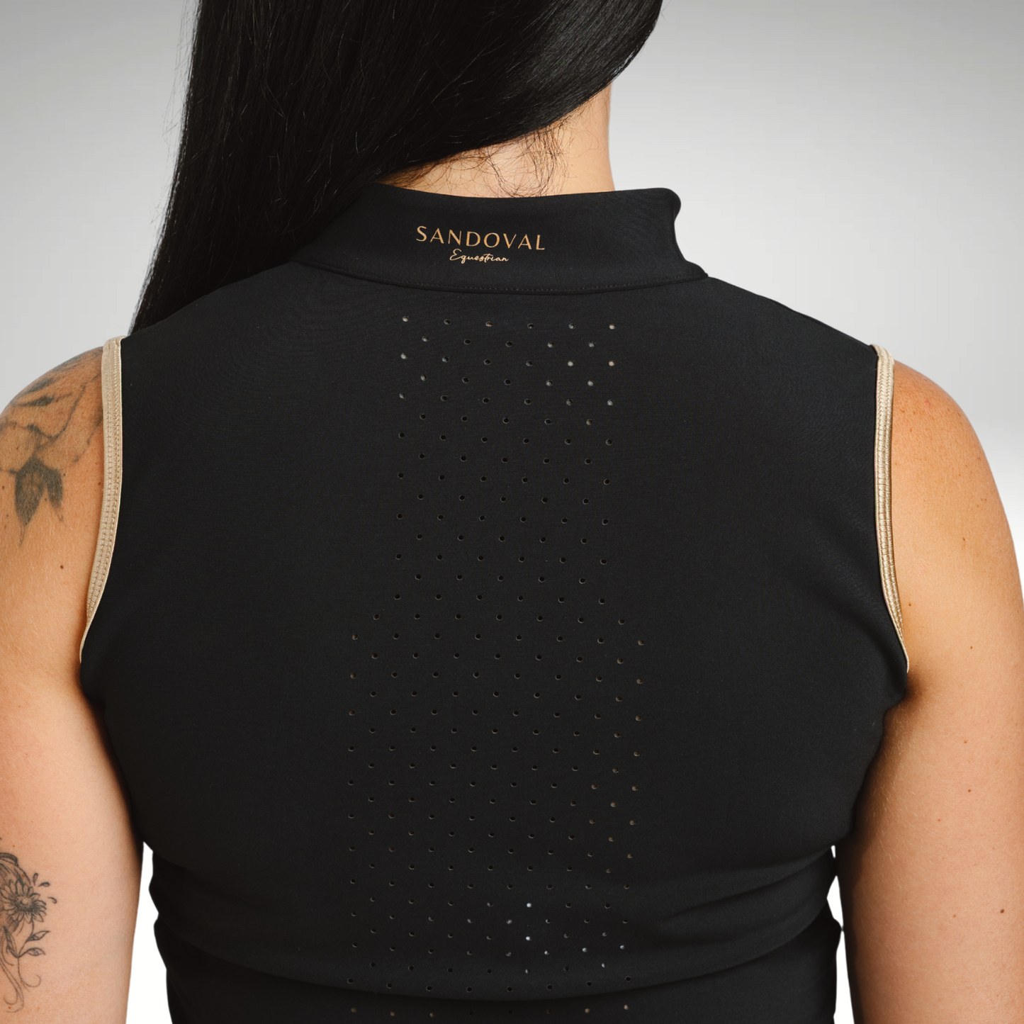 Reitshirt Damen ärmellos Black Gold
Sandoval Equestrian Top kaufen
atmungsaktives Reitshirt Damen
luxuriöses Reitoberteil Schwarz Gold
Reitmode Damen elegant
Black Gold sleeveless equestrian shirt
Sandoval Equestrian riding top women
breathable riding shirt sleeveless
luxury equestrian fashion Black Gold
premium equestrian top women
camiseta sin mangas ecuestre Black Gold
top de equitación Sandoval Equestrian
camiseta transpirable montar a caballo
moda hípica de lujo Black Gold
camiseta ecuestre mujer