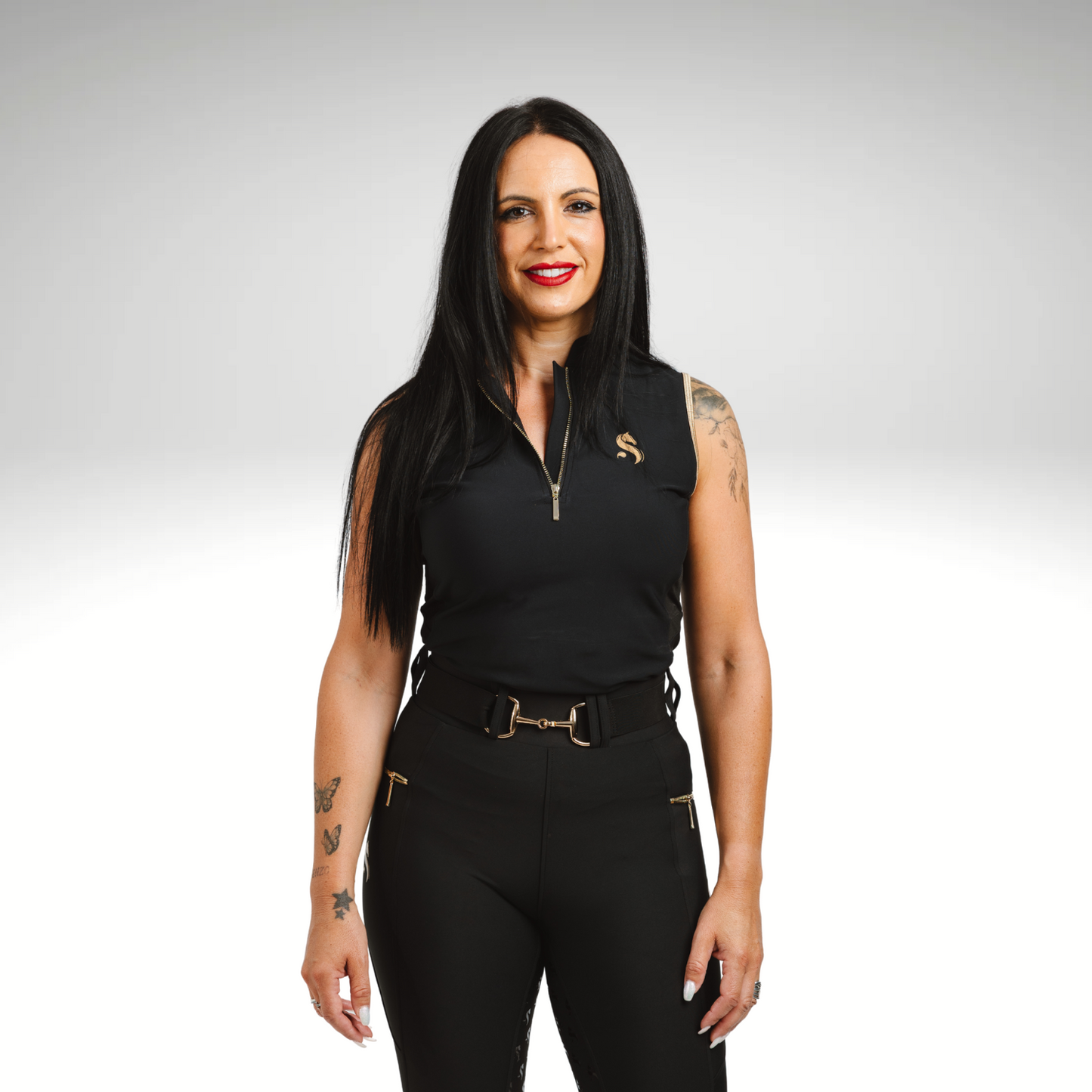 Reitshirt Damen ärmellos Black Gold
Sandoval Equestrian Top kaufen
atmungsaktives Reitshirt Damen
luxuriöses Reitoberteil Schwarz Gold
Reitmode Damen elegant
Black Gold sleeveless equestrian shirt
Sandoval Equestrian riding top women
breathable riding shirt sleeveless
luxury equestrian fashion Black Gold
premium equestrian top women
camiseta sin mangas ecuestre Black Gold
top de equitación Sandoval Equestrian
camiseta transpirable montar a caballo
moda hípica de lujo Black Gold
camiseta ecuestre mujer