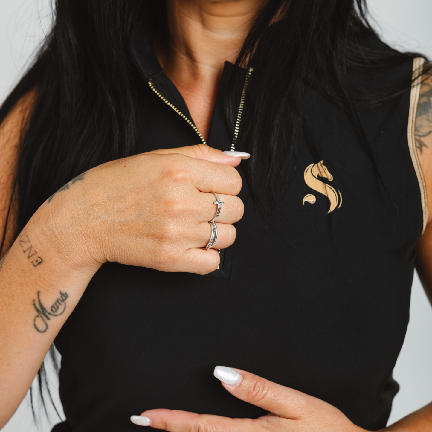 Reitshirt Damen ärmellos Black Gold
Sandoval Equestrian Top kaufen
atmungsaktives Reitshirt Damen
luxuriöses Reitoberteil Schwarz Gold
Reitmode Damen elegant
Black Gold sleeveless equestrian shirt
Sandoval Equestrian riding top women
breathable riding shirt sleeveless
luxury equestrian fashion Black Gold
premium equestrian top women
camiseta sin mangas ecuestre Black Gold
top de equitación Sandoval Equestrian
camiseta transpirable montar a caballo
moda hípica de lujo Black Gold
camiseta ecuestre mujer