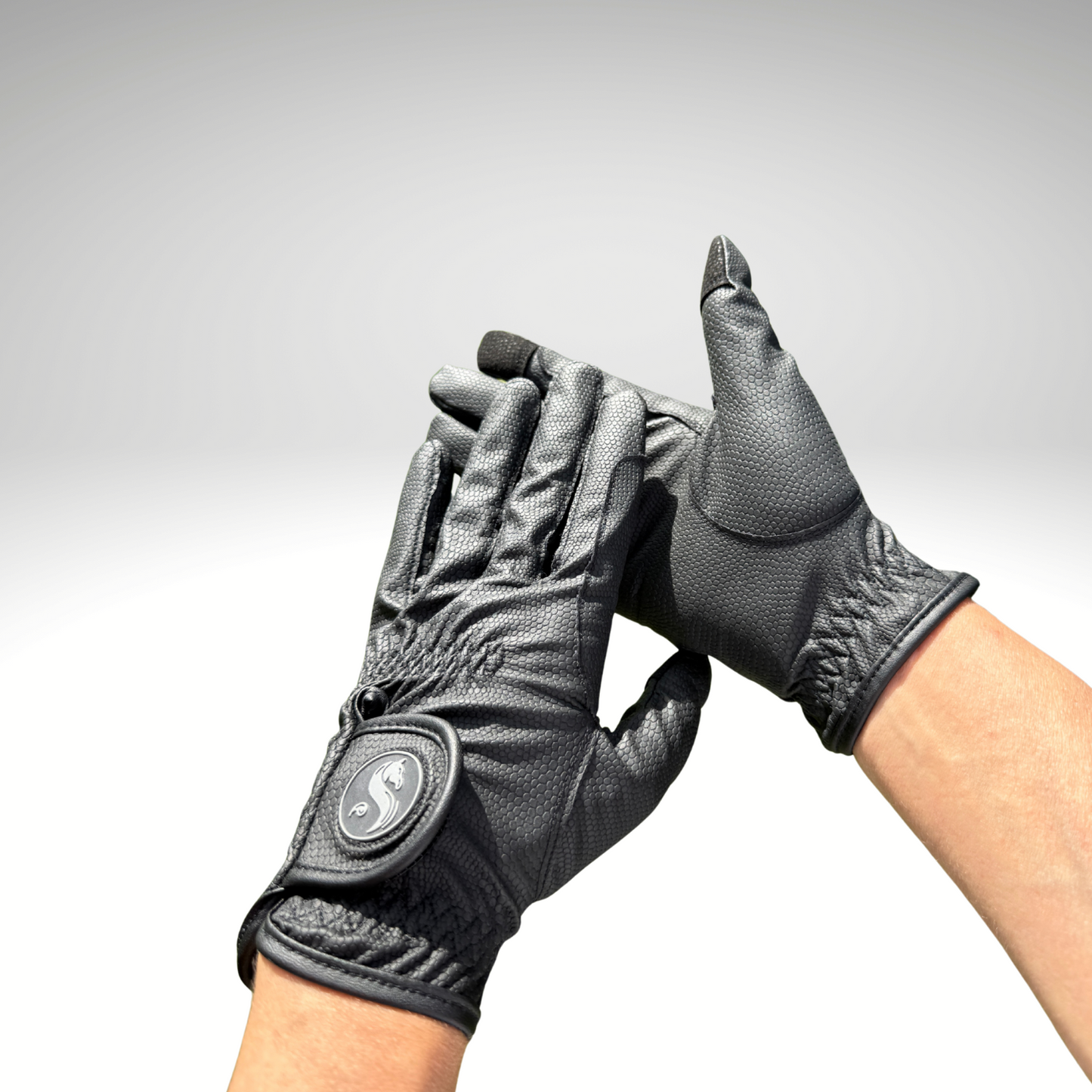 guantes de montar negros
black riding gloves
elegante Reithandschuhe
breathable horse riding gloves
guantes táctiles equitación
premium equestrian gloves
Reithandschuhe für das ganze Jahr
guantes técnicos para jinetes
stylish riding gloves
Reithandschuhe mit Logo
horse riding gloves with grip
guantes ecuestres ligeros
high-quality equestrian accessories
schwarze Reithandschuhe mit Klettverschluss
guantes de equitación transpirables
touchscreen compatible riding gloves
flexible Reithandschuhe
accesorios