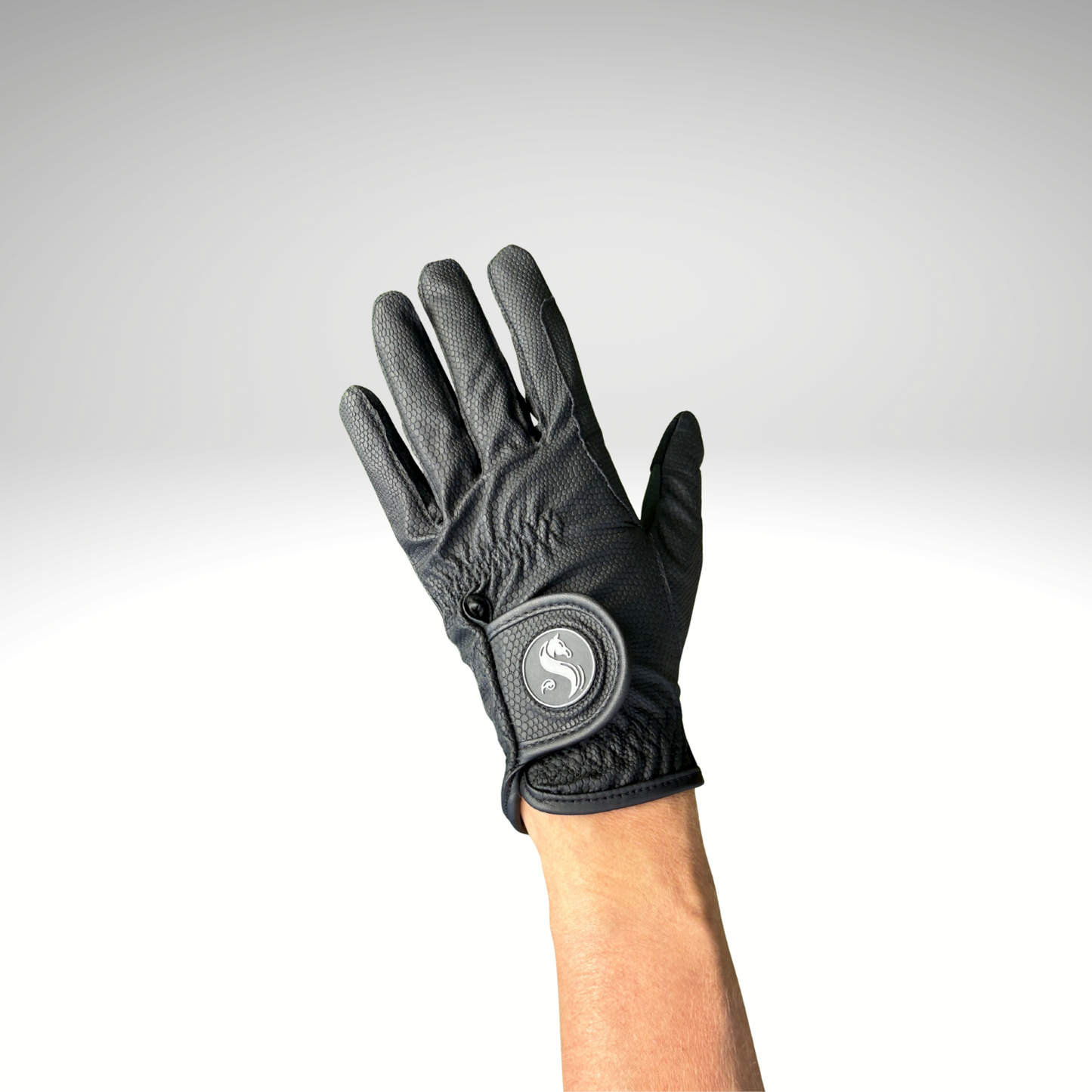 guantes de montar negros
black riding gloves
elegante Reithandschuhe
breathable horse riding gloves
guantes táctiles equitación
premium equestrian gloves
Reithandschuhe für das ganze Jahr
guantes técnicos para jinetes
stylish riding gloves
Reithandschuhe mit Logo
horse riding gloves with grip
guantes ecuestres ligeros
high-quality equestrian accessories
schwarze Reithandschuhe mit Klettverschluss
guantes de equitación transpirables
touchscreen compatible riding gloves
flexible Reithandschuhe
accesorios