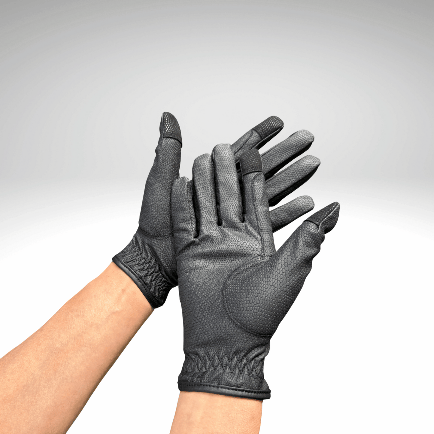 guantes de montar negros
black riding gloves
elegante Reithandschuhe
breathable horse riding gloves
guantes táctiles equitación
premium equestrian gloves
Reithandschuhe für das ganze Jahr
guantes técnicos para jinetes
stylish riding gloves
Reithandschuhe mit Logo
horse riding gloves with grip
guantes ecuestres ligeros
high-quality equestrian accessories
schwarze Reithandschuhe mit Klettverschluss
guantes de equitación transpirables
touchscreen compatible riding gloves
flexible Reithandschuhe
accesorios