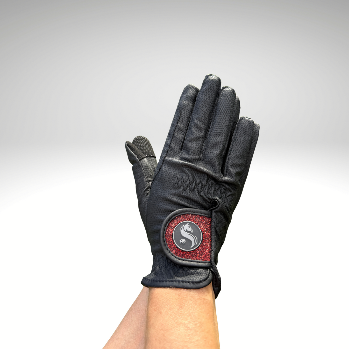 guantes de montar negro rojo
black red, cherry riding gloves
Reithandschuhe breathable horse riding gloves
guantes táctiles equitación
premium equestrian gloves
Reithandschuhe ganze Jahr
guantes técnicos para jinetes
stylish riding gloves
Reithandschuhe mit Logo
horse riding gloves with grip
guantes ecuestres ligeros
high-quality equestrian accessories
schwarze Reithandschuhe mit Klettverschluss
guantes de equitación transpirables
touchscreen compatible riding gloves
flexible Reithandschuhe
accesorios