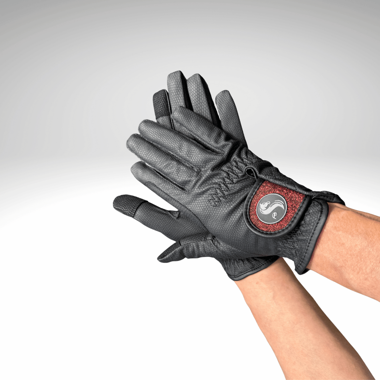 guantes de montar negro rojo
black red, cherry riding gloves
Reithandschuhe breathable horse riding gloves
guantes táctiles equitación
premium equestrian gloves
Reithandschuhe ganze Jahr
guantes técnicos para jinetes
stylish riding gloves
Reithandschuhe mit Logo
horse riding gloves with grip
guantes ecuestres ligeros
high-quality equestrian accessories
schwarze Reithandschuhe mit Klettverschluss
guantes de equitación transpirables
touchscreen compatible riding gloves
flexible Reithandschuhe
accesorios