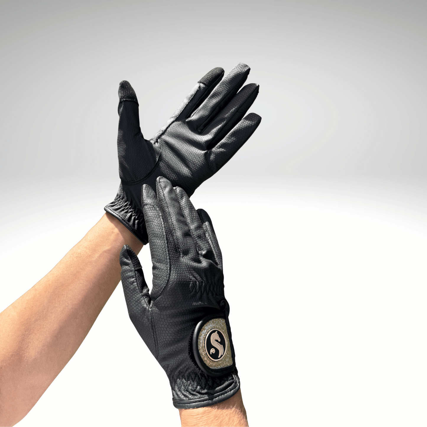 guantes de montar negro oro
black riding gloves
elegante Reithandschuhe
breathable horse riding gloves
guantes táctiles equitación
premium equestrian gloves
Reithandschuhe für das ganze Jahr
guantes técnicos para jinetes
stylish riding gloves
Reithandschuhe mit Logo
horse riding gloves with grip
guantes ecuestres ligeros
high-quality equestrian accessories
schwarze Reithandschuhe mit Klettverschluss
guantes de equitación transpirables
touchscreen compatible riding gloves
flexible Reithandschuhe
accesorios