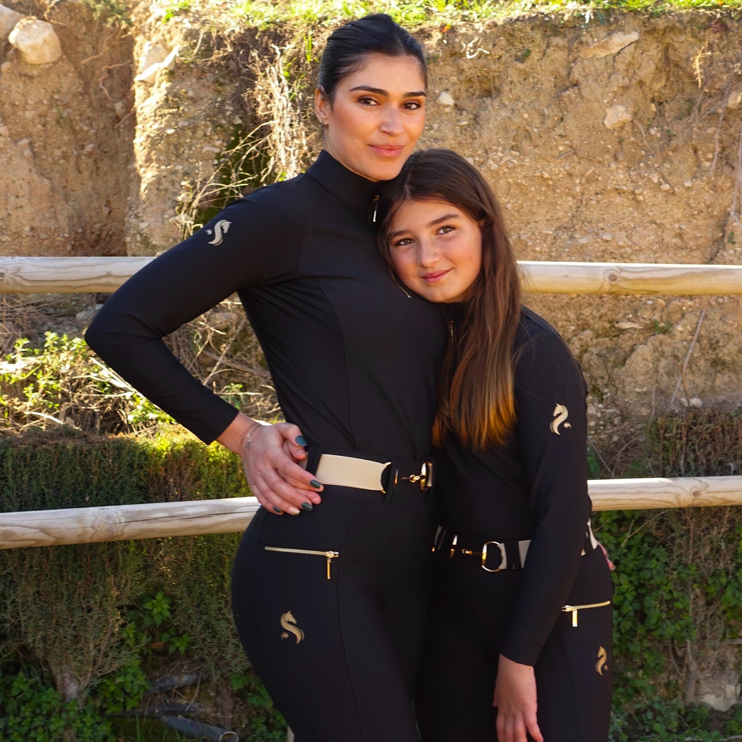 "Black Gold Set" – Lujo y estilo en negro y oro, Sandoval Equestrian
La combinación perfecta para amazonas que buscan elegancia, comodidad y rendimiento en cada entrenamiento. Con el exclusivo "Black Gold Set", obtienes la lujoso leggings "Black Gold" y el sofisticado Base Layer "Black Gold" a un precio especial.