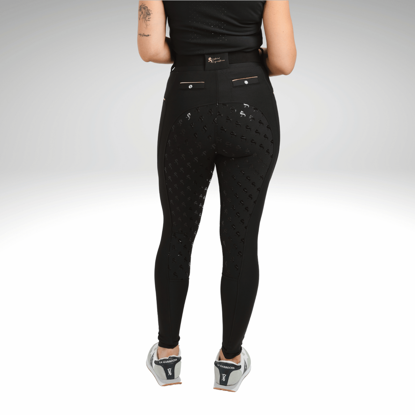 Black Gold Reitleggings
Reitleggings mit Grip und Handytasche
Luxury riding leggings women
Leggings de equitación elegantes
Reitleggings Damen Schwarz Gold
High-end equestrian leggings
Leggings ecuestres negro dorado
Reithose mit Silikongrip
Premium equestrian wear
Mallas equitación lujo mujer
Reithose Turnierlook elegant
Stylish riding tights with phone pockets
Reitleggings Kompression Gold
Leggings ecuestres con bolsillos
Deep black riding leggings with gold
Reitmode Damen exklusiv
Luxury equestrian