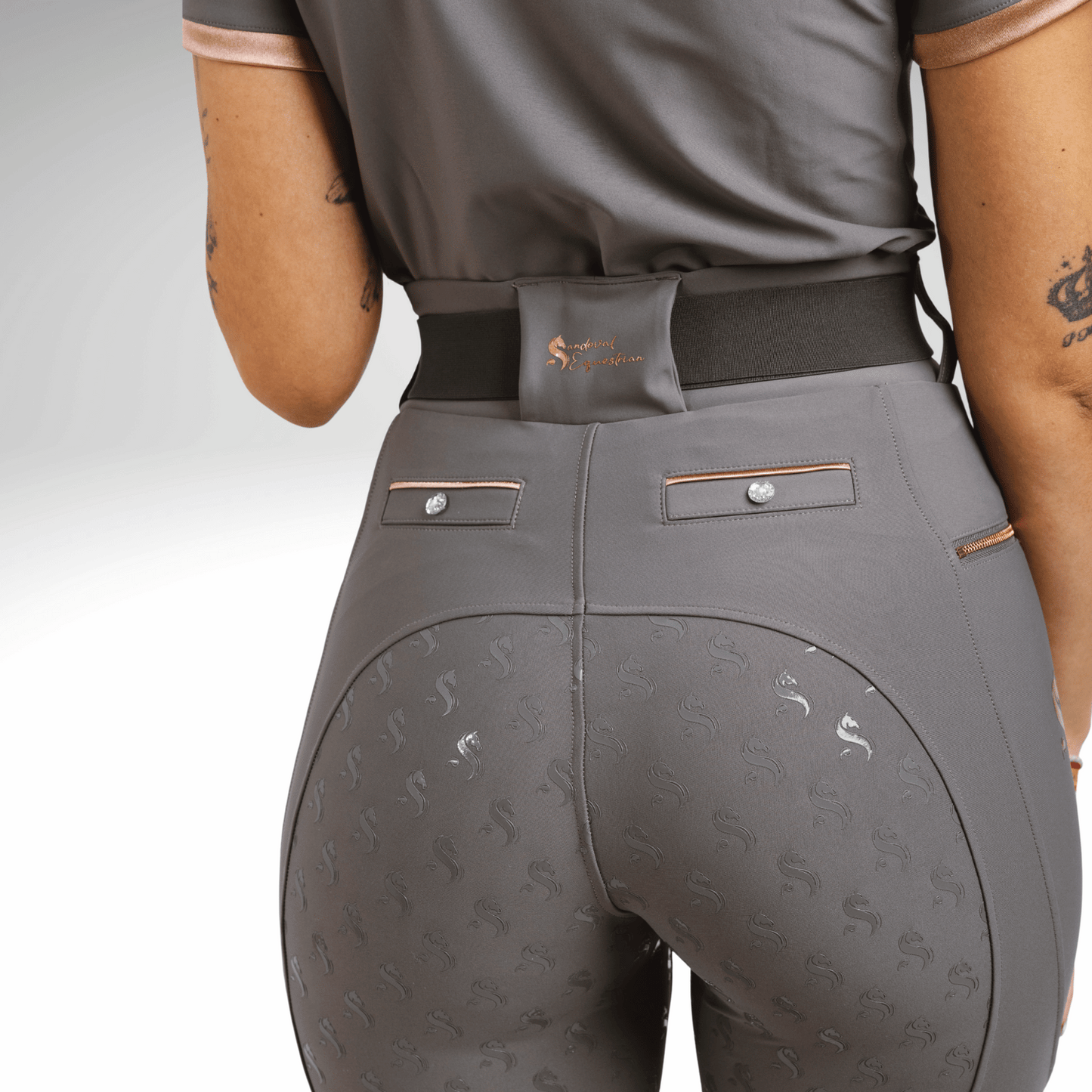 Reitleggings Damen Grey Rosé
Sandoval Equestrian Reithose kaufen
Reitleggings mit Vollbesatz Damen
bequeme Reitleggings atmungsaktiv
elegante Reitmode Grey Rosé
Grey Rosé equestrian leggings women
Sandoval Equestrian riding tights
luxury equestrian leggings for women
breathable riding leggings Grey Rosé
premium equestrian wear Sandoval
leggings ecuestres mujer Grey Rosé
ropa hípica Sandoval Equestrian
mallas de equitación transpirables mujer
leggings montar a caballo de lujo
moda ecuestre elegante España