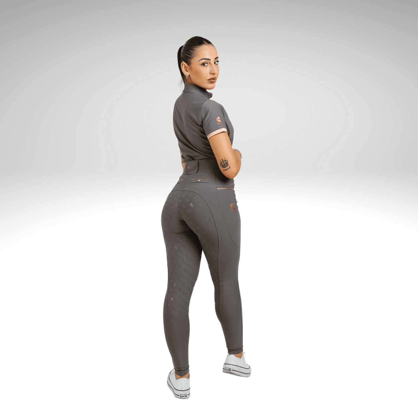 Reitleggings Damen Grey Rosé
Sandoval Equestrian Reithose kaufen
Reitleggings mit Vollbesatz Damen
bequeme Reitleggings atmungsaktiv
elegante Reitmode Grey Rosé
Grey Rosé equestrian leggings women
Sandoval Equestrian riding tights
luxury equestrian leggings for women
breathable riding leggings Grey Rosé
premium equestrian wear Sandoval
leggings ecuestres mujer Grey Rosé
ropa hípica Sandoval Equestrian
mallas de equitación transpirables mujer
leggings montar a caballo de lujo
moda ecuestre elegante España