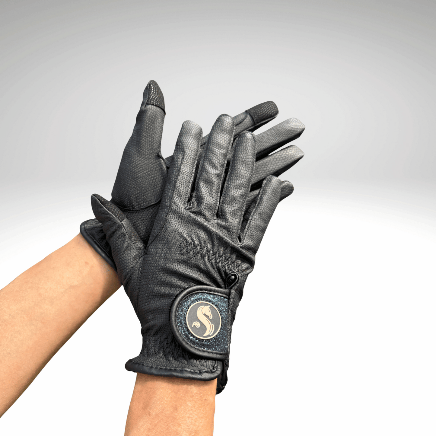 guantes de montar negro azul
black navy blue riding gloves
Reithandschuhe breathable horse riding gloves
guantes táctiles equitación
premium equestrian gloves
Reithandschuhe ganze Jahr
guantes técnicos para jinetes
stylish riding gloves
Reithandschuhe mit Logo
horse riding gloves with grip
guantes ecuestres ligeros
high-quality equestrian accessories
schwarze Reithandschuhe mit Klettverschluss
guantes de equitación transpirables
touchscreen compatible riding gloves
flexible Reithandschuhe
accesorios