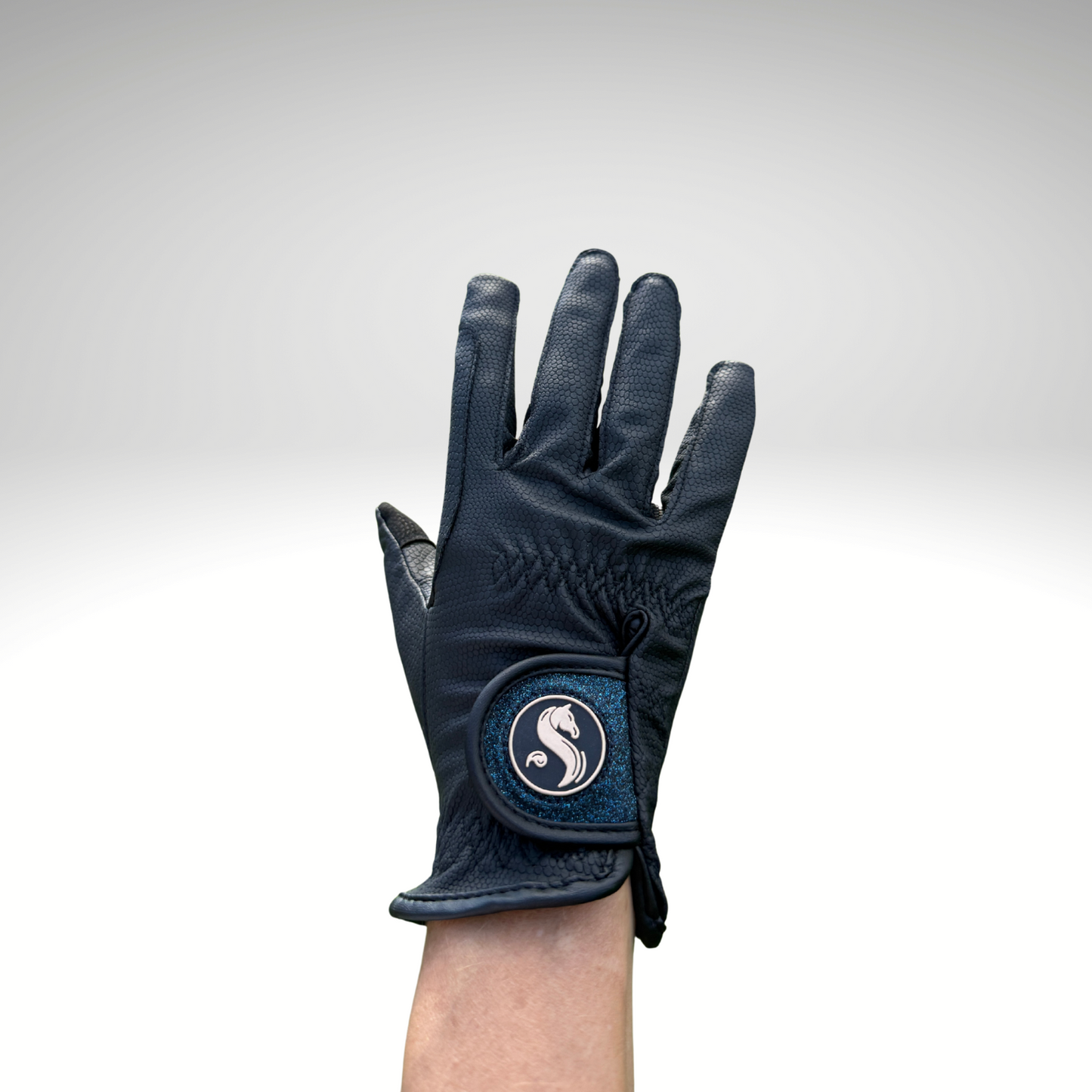 guantes de montar negro azul
black navy blue riding gloves
Reithandschuhe breathable horse riding gloves
guantes táctiles equitación
premium equestrian gloves
Reithandschuhe ganze Jahr
guantes técnicos para jinetes
stylish riding gloves
Reithandschuhe mit Logo
horse riding gloves with grip
guantes ecuestres ligeros
high-quality equestrian accessories
schwarze Reithandschuhe mit Klettverschluss
guantes de equitación transpirables
touchscreen compatible riding gloves
flexible Reithandschuhe
accesorios