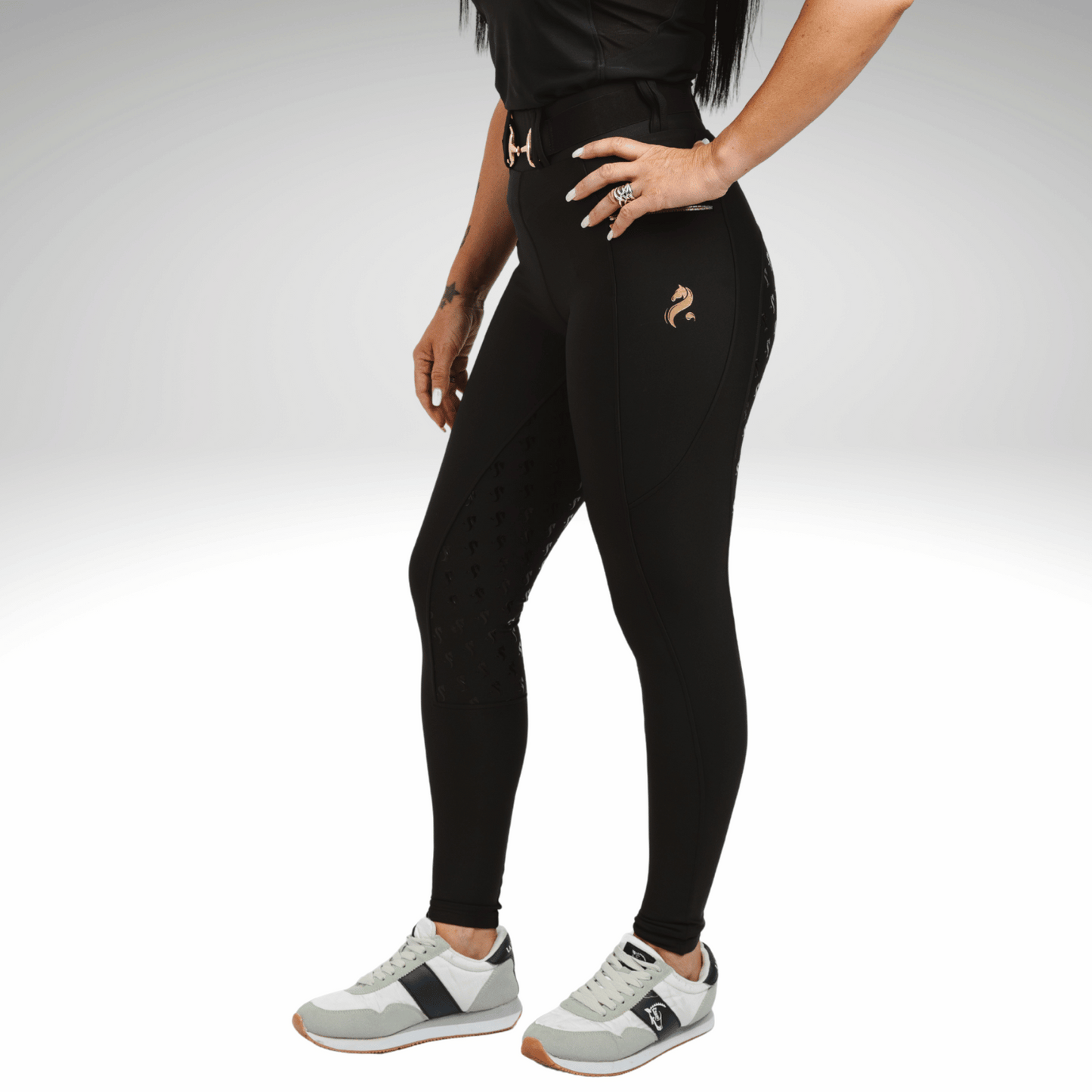 Black Gold Reitleggings
Reitleggings mit Grip und Handytasche
Luxury riding leggings women
Leggings de equitación elegantes
Reitleggings Damen Schwarz Gold
High-end equestrian leggings
Leggings ecuestres negro dorado
Reithose mit Silikongrip
Premium equestrian wear
Mallas equitación lujo mujer
Reithose Turnierlook elegant
Stylish riding tights with phone pockets
Reitleggings Kompression Gold
Leggings ecuestres con bolsillos
Deep black riding leggings with gold
Reitmode Damen exklusiv
Luxury equestrian
