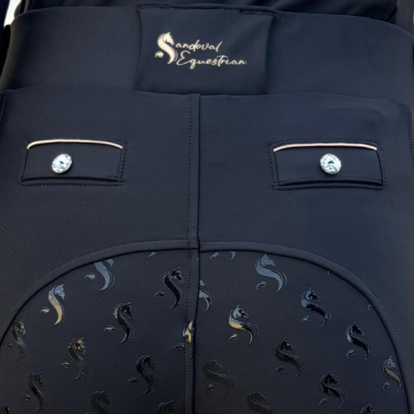 Sandoval Equestrian leggings Black Gold
Leggings ecuestres Black Gold
Ropa de equitación premium Black Gold
Leggings de montar cómodos Black Gold
Moda ecuestre exclusiva Black Gold
Mallas ecuestres elegantes Black Gold
Sandoval Equestrian ropa ecuestre Black Gold
Leggings de equitación ajustados Black Gold
Equipación ecuestre de lujo Black Gold
Pantalones ecuestres transpirables Black Gold, Sandoval Equestrian leggings Black Gold Equestrian leggings Black Gold
Luxury riding leggings