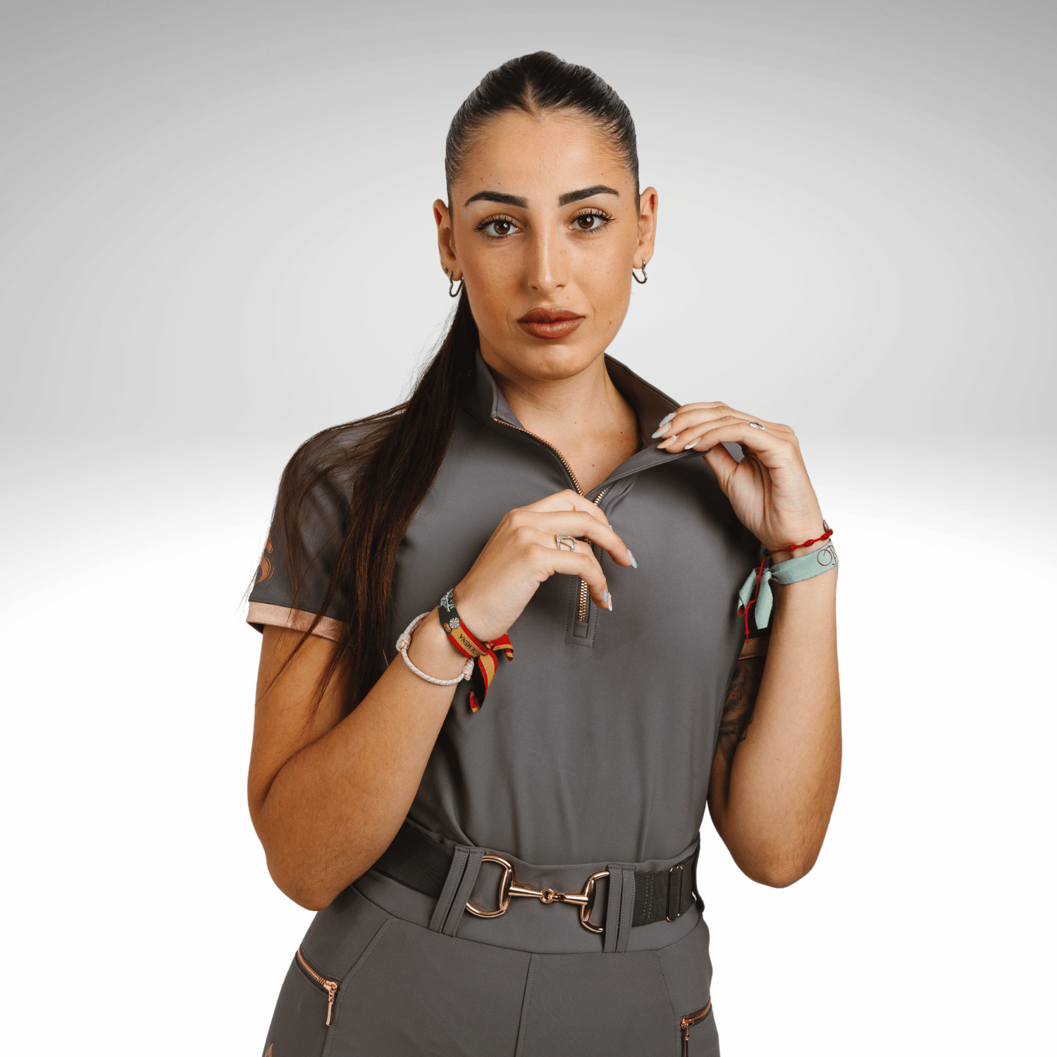 Reitshirt Damen Grey Rose
Sandoval Equestrian Shirt kaufen
Reitsport Kleidung elegant Damen
Funktionsshirt Reiten atmungsaktiv
Luxuriöse Reitmode Deutschland

Grey Rose equestrian shirt women
Sandoval Equestrian riding top
luxury equestrian clothing for women
breathable riding shirt Grey Rose
equestrian fashion premium brand


camiseta ecuestre mujer Grey Rose
ropa de equitación Sandoval Equestrian
camiseta técnica equitación transpirable
moda hípica de lujo España
camiseta montar a caballo elegante mujer