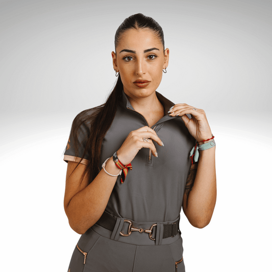 Reitshirt Damen Grey Rose
Sandoval Equestrian Shirt kaufen
Reitsport Kleidung elegant Damen
Funktionsshirt Reiten atmungsaktiv
Luxuriöse Reitmode Deutschland

Grey Rose equestrian shirt women
Sandoval Equestrian riding top
luxury equestrian clothing for women
breathable riding shirt Grey Rose
equestrian fashion premium brand


camiseta ecuestre mujer Grey Rose
ropa de equitación Sandoval Equestrian
camiseta técnica equitación transpirable
moda hípica de lujo España
camiseta montar a caballo elegante mujer