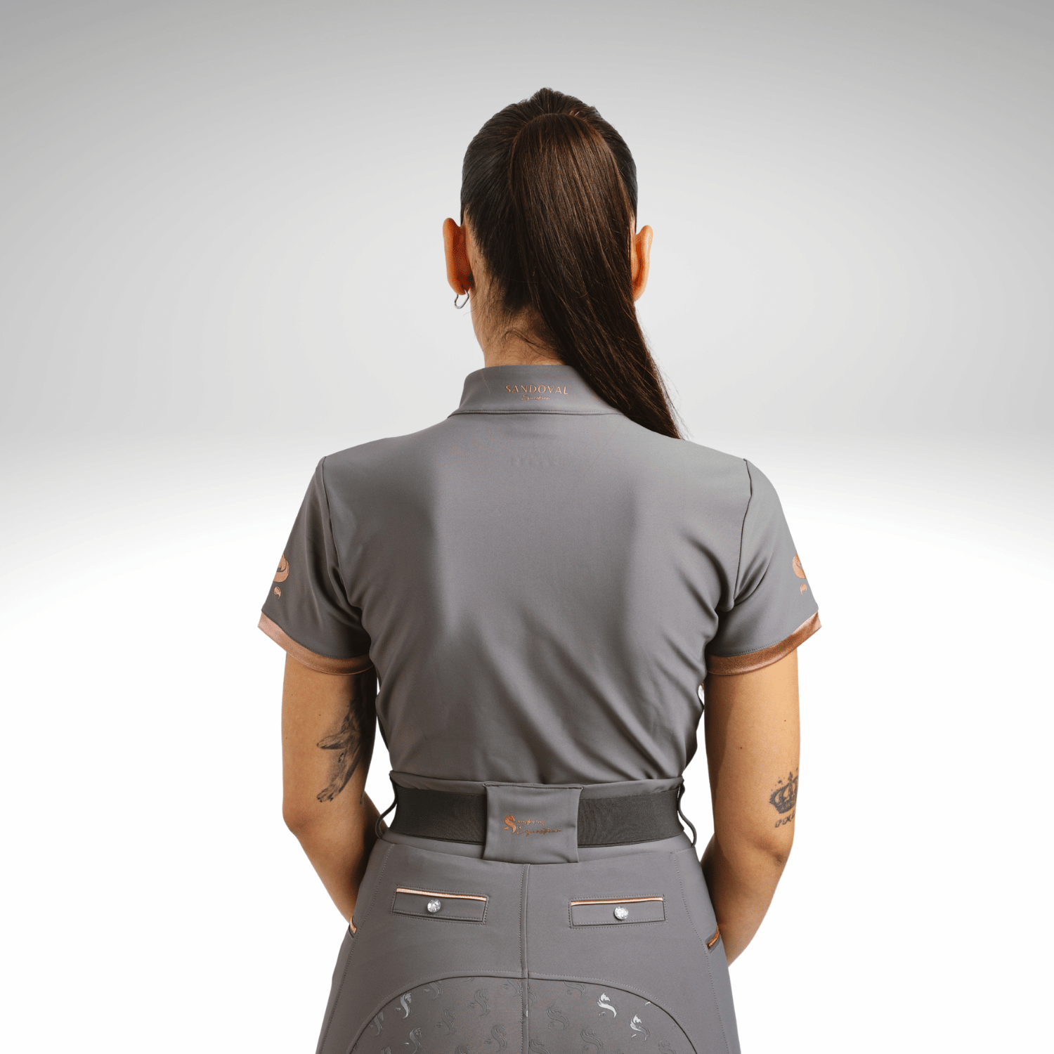 Reitshirt Damen Grey Rose
Sandoval Equestrian Shirt kaufen
Reitsport Kleidung elegant Damen
Funktionsshirt Reiten atmungsaktiv
Luxuriöse Reitmode Deutschland

Grey Rose equestrian shirt women
Sandoval Equestrian riding top
luxury equestrian clothing for women
breathable riding shirt Grey Rose
equestrian fashion premium brand


camiseta ecuestre mujer Grey Rose
ropa de equitación Sandoval Equestrian
camiseta técnica equitación transpirable
moda hípica de lujo España
camiseta montar a caballo elegante mujer