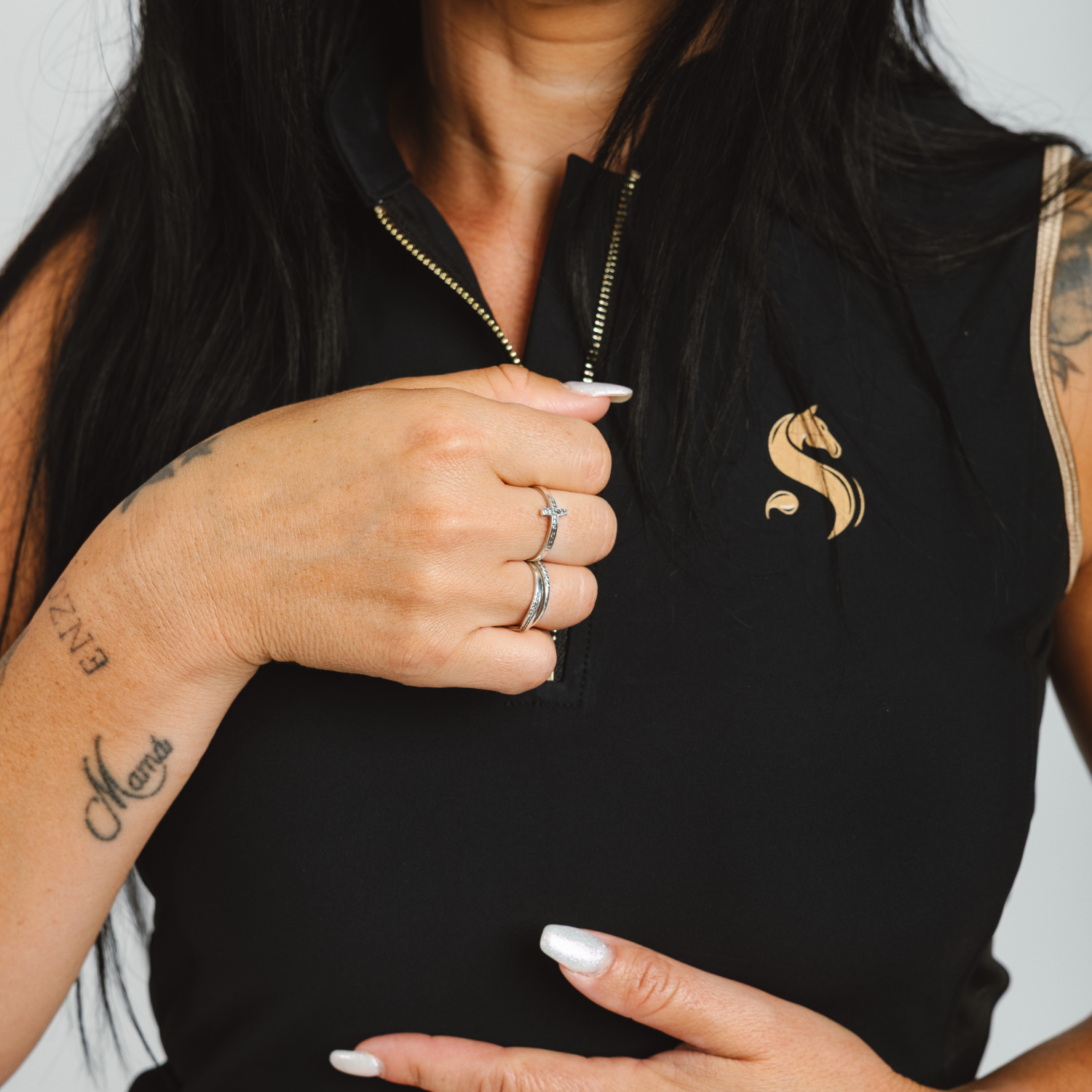 Reitshirt Damen ärmellos Black Gold
Sandoval Equestrian Top kaufen
atmungsaktives Reitshirt Damen
luxuriöses Reitoberteil Schwarz Gold
Reitmode Damen elegant

Black Gold sleeveless equestrian shirt
Sandoval Equestrian riding top women
breathable riding shirt sleeveless
luxury equestrian fashion Black Gold
premium equestrian top women

camiseta sin mangas ecuestre Black Gold
top de equitación Sandoval Equestrian
camiseta transpirable montar a caballo
moda hípica de lujo Black Gold
camiseta ecuestre mujer