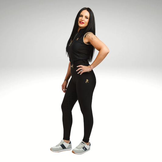Reitshirt Damen ärmellos Black Gold
Sandoval Equestrian Top kaufen
atmungsaktives Reitshirt Damen
luxuriöses Reitoberteil Schwarz Gold
Reitmode Damen elegant

Black Gold sleeveless equestrian shirt
Sandoval Equestrian riding top women
breathable riding shirt sleeveless
luxury equestrian fashion Black Gold
premium equestrian top women

camiseta sin mangas ecuestre Black Gold
top de equitación Sandoval Equestrian
camiseta transpirable montar a caballo
moda hípica de lujo Black Gold
camiseta ecuestre mujer