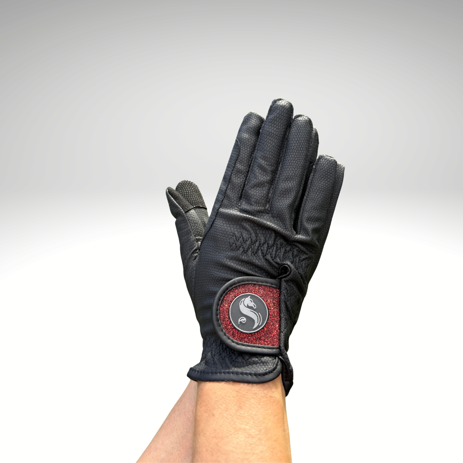 guantes de montar negro rojo
black red, cherry riding gloves
Reithandschuhe breathable horse riding gloves
guantes táctiles equitación
premium equestrian gloves
Reithandschuhe ganze Jahr
guantes técnicos para jinetes
stylish riding gloves
Reithandschuhe mit Logo
horse riding gloves with grip
guantes ecuestres ligeros
high-quality equestrian accessories
schwarze Reithandschuhe mit Klettverschluss
guantes de equitación transpirables
touchscreen compatible riding gloves
flexible Reithandschuhe
accesorios 