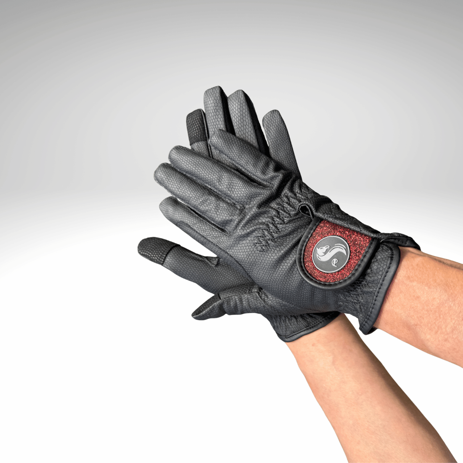 guantes de montar negro rojo
black red, cherry riding gloves
Reithandschuhe breathable horse riding gloves
guantes táctiles equitación
premium equestrian gloves
Reithandschuhe ganze Jahr
guantes técnicos para jinetes
stylish riding gloves
Reithandschuhe mit Logo
horse riding gloves with grip
guantes ecuestres ligeros
high-quality equestrian accessories
schwarze Reithandschuhe mit Klettverschluss
guantes de equitación transpirables
touchscreen compatible riding gloves
flexible Reithandschuhe
accesorios 