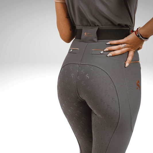 Reitleggings Damen Grey Rosé
Sandoval Equestrian Reithose kaufen
Reitleggings mit Vollbesatz Damen
bequeme Reitleggings atmungsaktiv
elegante Reitmode Grey Rosé

Grey Rosé equestrian leggings women
Sandoval Equestrian riding tights
luxury equestrian leggings for women
breathable riding leggings Grey Rosé
premium equestrian wear Sandoval


leggings ecuestres mujer Grey Rosé
ropa hípica Sandoval Equestrian
mallas de equitación transpirables mujer
leggings montar a caballo de lujo
moda ecuestre elegante España