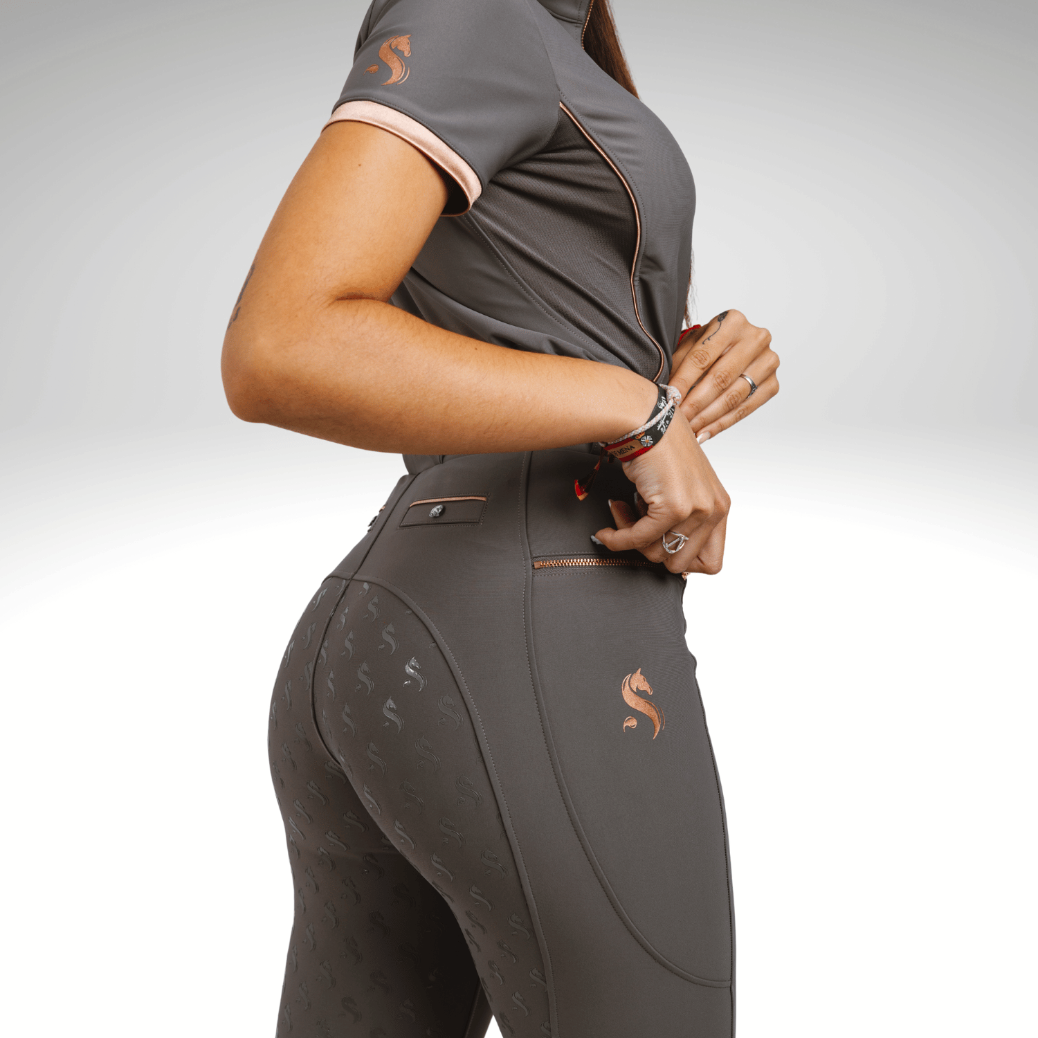 Reitleggings Damen Grey Rosé
Sandoval Equestrian Reithose kaufen
Reitleggings mit Vollbesatz Damen
bequeme Reitleggings atmungsaktiv
elegante Reitmode Grey Rosé

Grey Rosé equestrian leggings women
Sandoval Equestrian riding tights
luxury equestrian leggings for women
breathable riding leggings Grey Rosé
premium equestrian wear Sandoval


leggings ecuestres mujer Grey Rosé
ropa hípica Sandoval Equestrian
mallas de equitación transpirables mujer
leggings montar a caballo de lujo
moda ecuestre elegante España