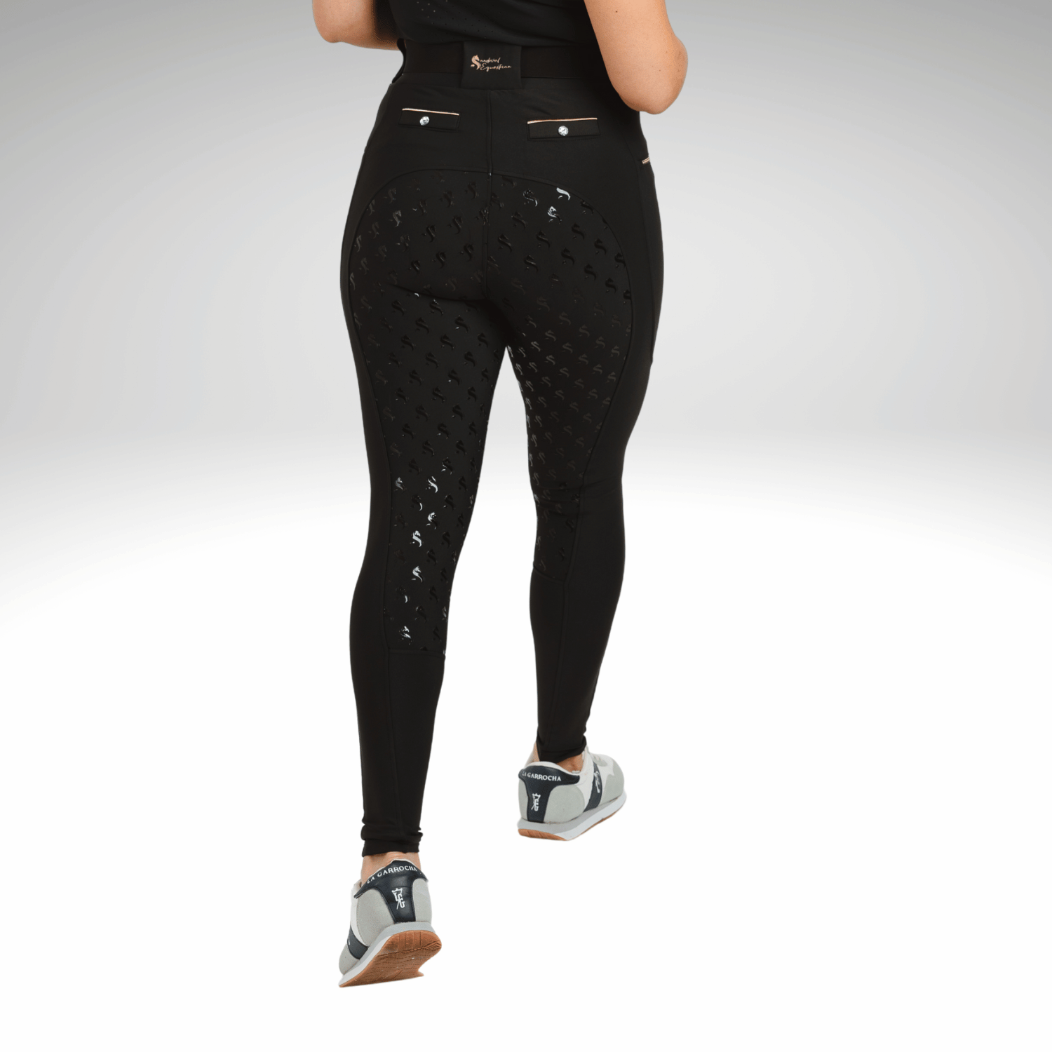 Black Gold Reitleggings
Reitleggings mit Grip und Handytasche
Luxury riding leggings women
Leggings de equitación elegantes
Reitleggings Damen Schwarz Gold
High-end equestrian leggings
Leggings ecuestres negro dorado
Reithose mit Silikongrip
Premium equestrian wear
Mallas equitación lujo mujer
Reithose Turnierlook elegant
Stylish riding tights with phone pockets
Reitleggings Kompression Gold
Leggings ecuestres con bolsillos
Deep black riding leggings with gold
Reitmode Damen exklusiv
Luxury equestrian