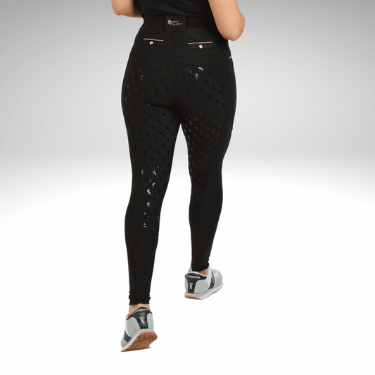 Black Gold Reitleggings
Reitleggings mit Grip und Handytasche
Luxury riding leggings women
Leggings de equitación elegantes
Reitleggings Damen Schwarz Gold
High-end equestrian leggings
Leggings ecuestres negro dorado
Reithose mit Silikongrip
Premium equestrian wear
Mallas equitación lujo mujer
Reithose Turnierlook elegant
Stylish riding tights with phone pockets
Reitleggings Kompression Gold
Leggings ecuestres con bolsillos
Deep black riding leggings with gold
Reitmode Damen exklusiv
Luxury equestrian