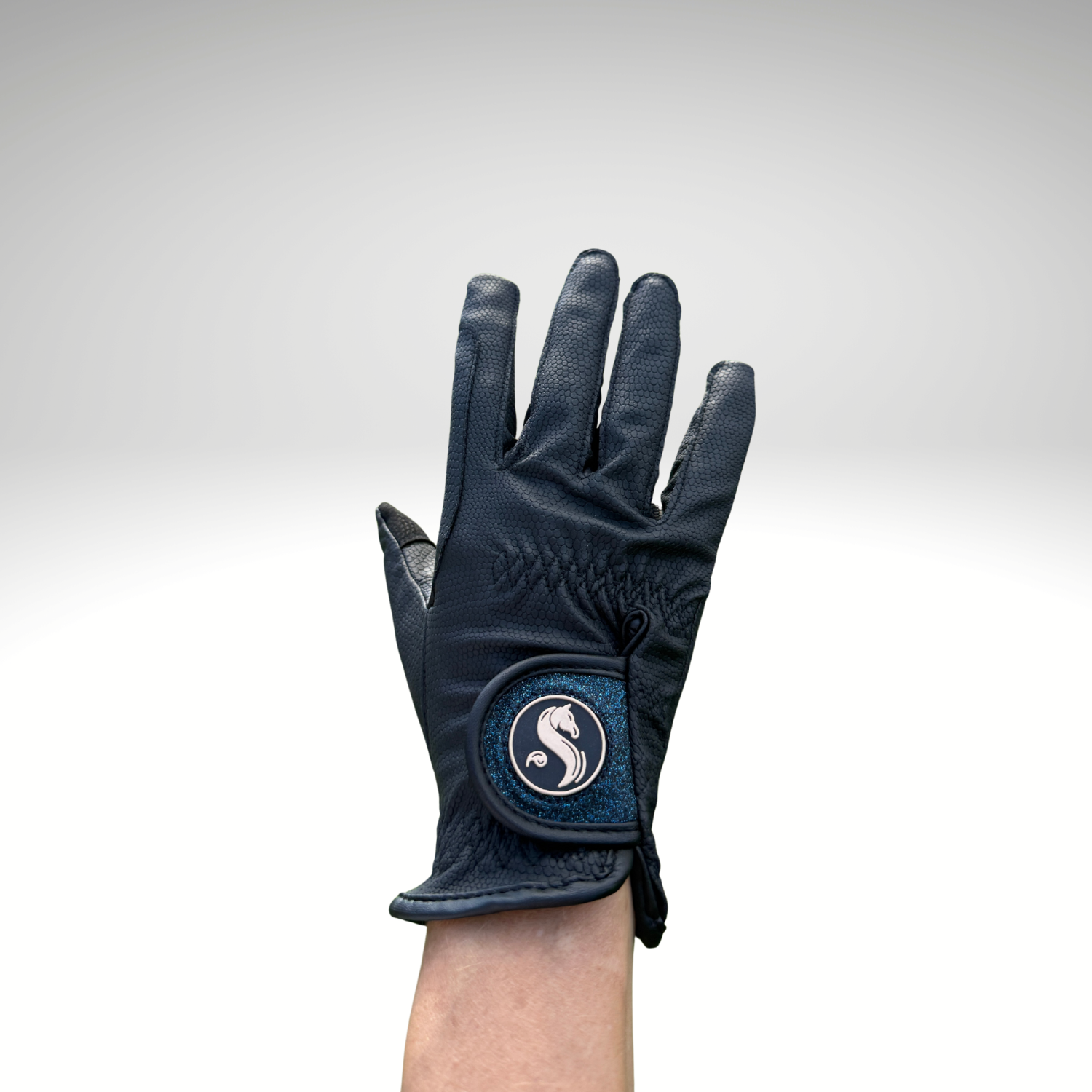 guantes de montar negro azul
black navy blue riding gloves
Reithandschuhe breathable horse riding gloves
guantes táctiles equitación
premium equestrian gloves
Reithandschuhe ganze Jahr
guantes técnicos para jinetes
stylish riding gloves
Reithandschuhe mit Logo
horse riding gloves with grip
guantes ecuestres ligeros
high-quality equestrian accessories
schwarze Reithandschuhe mit Klettverschluss
guantes de equitación transpirables
touchscreen compatible riding gloves
flexible Reithandschuhe
accesorios 