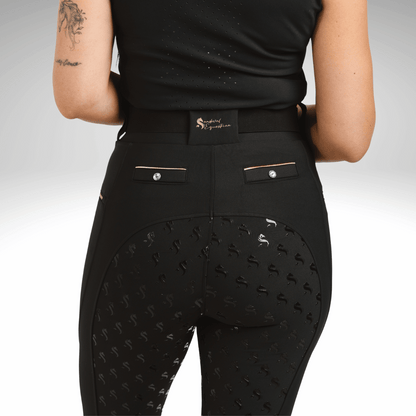Black Gold Reitleggings
Reitleggings mit Grip und Handytasche
Luxury riding leggings women
Leggings de equitación elegantes
Reitleggings Damen Schwarz Gold
High-end equestrian leggings
Leggings ecuestres negro dorado
Reithose mit Silikongrip
Premium equestrian wear
Mallas equitación lujo mujer
Reithose Turnierlook elegant
Stylish riding tights with phone pockets
Reitleggings Kompression Gold
Leggings ecuestres con bolsillos
Deep black riding leggings with gold
Reitmode Damen exklusiv
Luxury equestrian