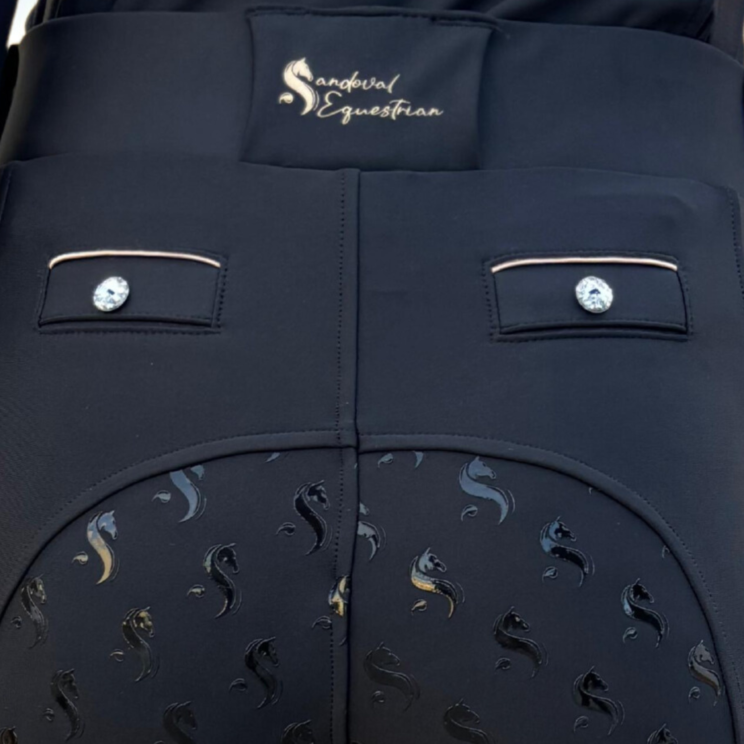 Sandoval Equestrian leggings Black Gold
Leggings ecuestres Black Gold
Ropa de equitación premium Black Gold
Leggings de montar cómodos Black Gold
Moda ecuestre exclusiva Black Gold
Mallas ecuestres elegantes Black Gold
Sandoval Equestrian ropa ecuestre Black Gold
Leggings de equitación ajustados Black Gold
Equipación ecuestre de lujo Black Gold
Pantalones ecuestres transpirables Black Gold, Sandoval Equestrian leggings Black Gold Equestrian leggings Black Gold
Luxury riding leggings